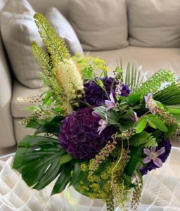 Un bouquet de fleurs posé sur une table basse