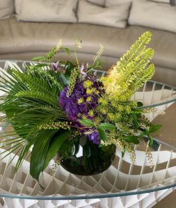 Un bouquet de fleurs posé sur une table basse