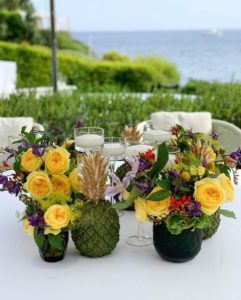 Roses jaunes et ananas pour ce centre de table original