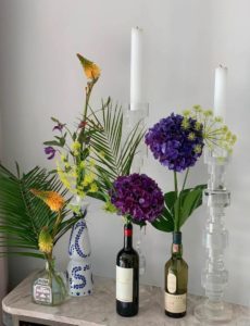 Originalité et créativité pour présenter ces fleurs et feuillages