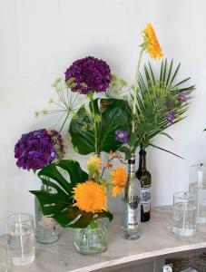 Originalité et créativité pour présenter ces fleurs et feuillages