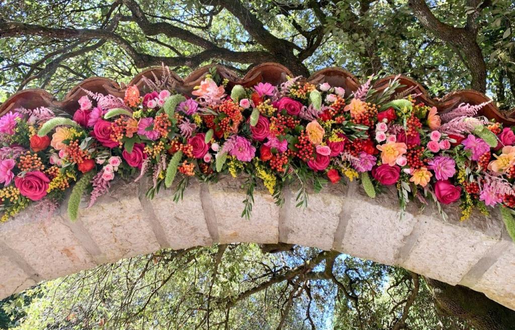 Décoration florale d'une arche pour une villa