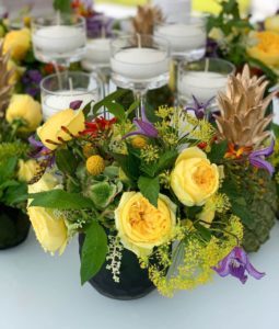 Détail sur un centre de table aux couleurs vives
