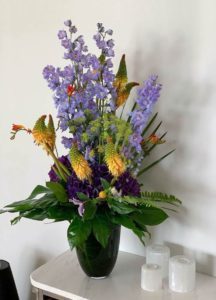 Un magnifique bouquet aux tons bleus, jaunes et verts