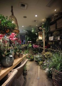 Le mobilier bois met en valeur des tons pastels de nos fleurs