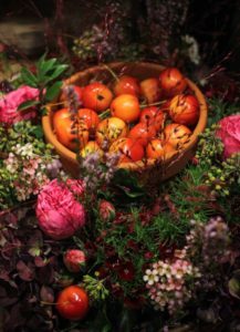 Un panier fleuri champêtre