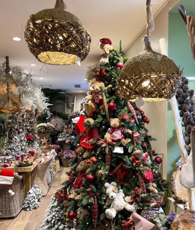 Un arbre de Noël richement décoré