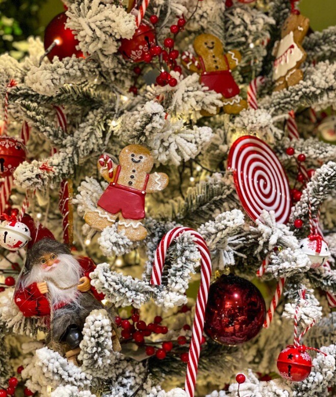 Un arbre de Noël richement décoré