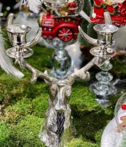 Un chandelier en forme de cerf