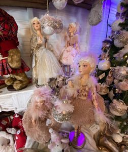 Des poupées et des figurines