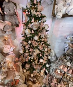 Un sapin de Noël dans des tons roses