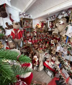 Une quantité de peluches