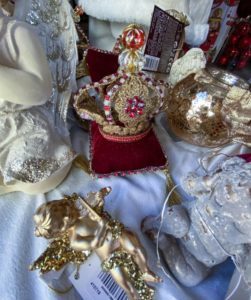 Une myriade de petits objets décoratifs à découvrir à notre chalet de Noël