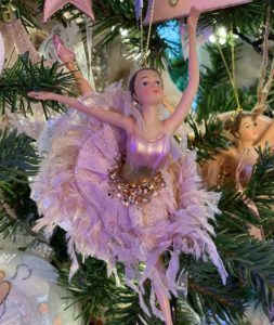 Une ballerine dansant sur un sapin