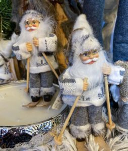 Un père Noël dans son arbre