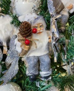 Un père Noël dans son arbre