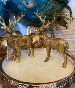 Des cerfs dorés sur une large bougie