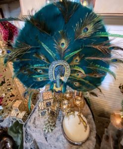 Un paon et des objets décoratifs dorés