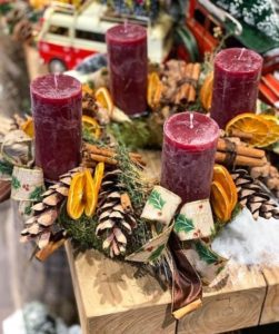 Une couronne avec des bougies rouges et des rondelles d'orange
