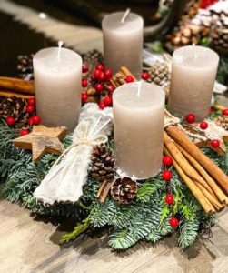 Une couronne avec des bougies blanches
