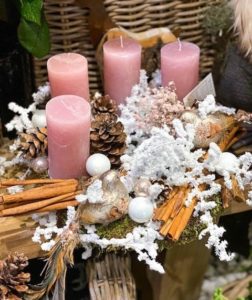 A wreath with pink candles