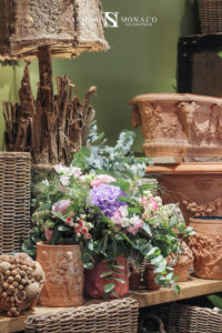 Bouquets de fleurs et objets de décoration en terre cuite