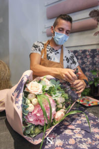 Un fleuriste préparant un bouquet