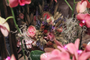 De beaux bouquets de fleurs séchées