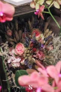 De beaux bouquets de fleurs séchées