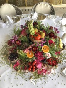 Centre de table fleuri et gourmand pour le restaurant le Grill à Monaco