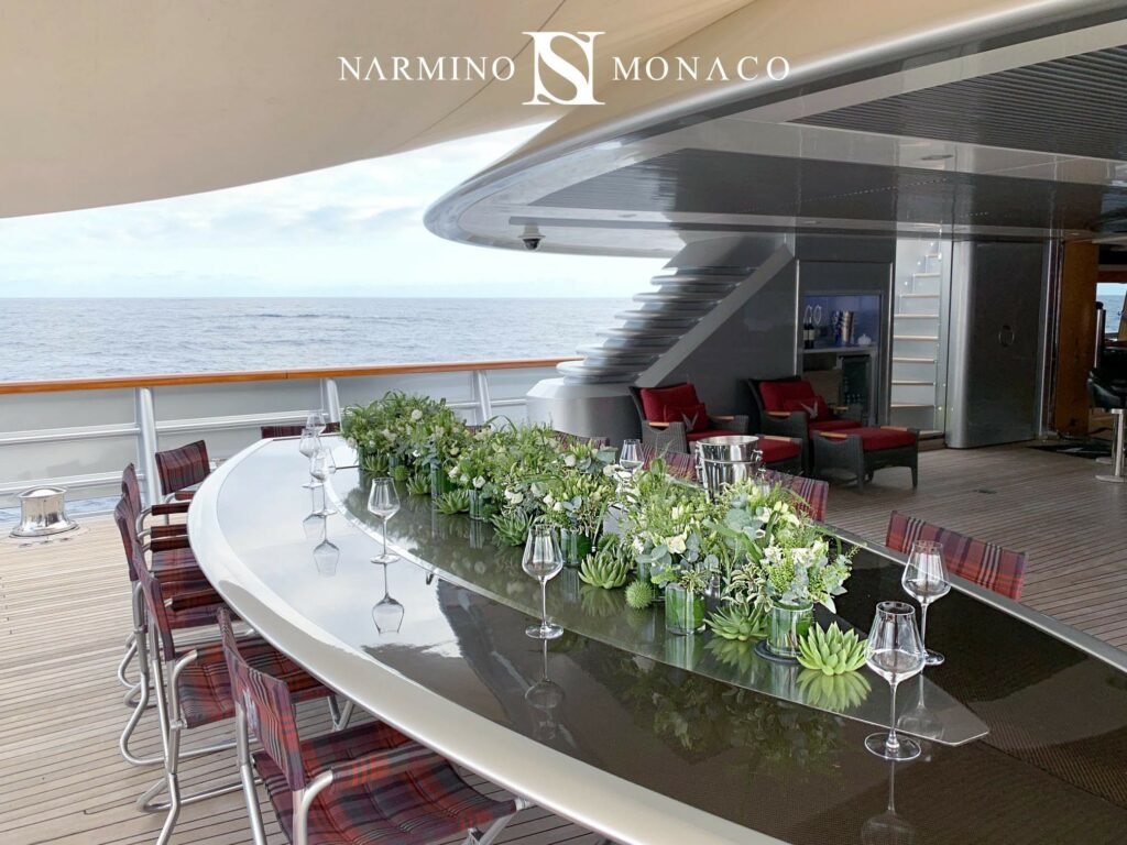 Décoration florale d'une table sur un yacht