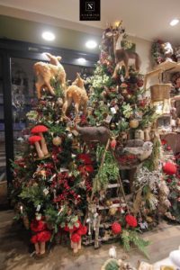 Un sapin de Noël richement décoré. Fleurs et boules de Noël