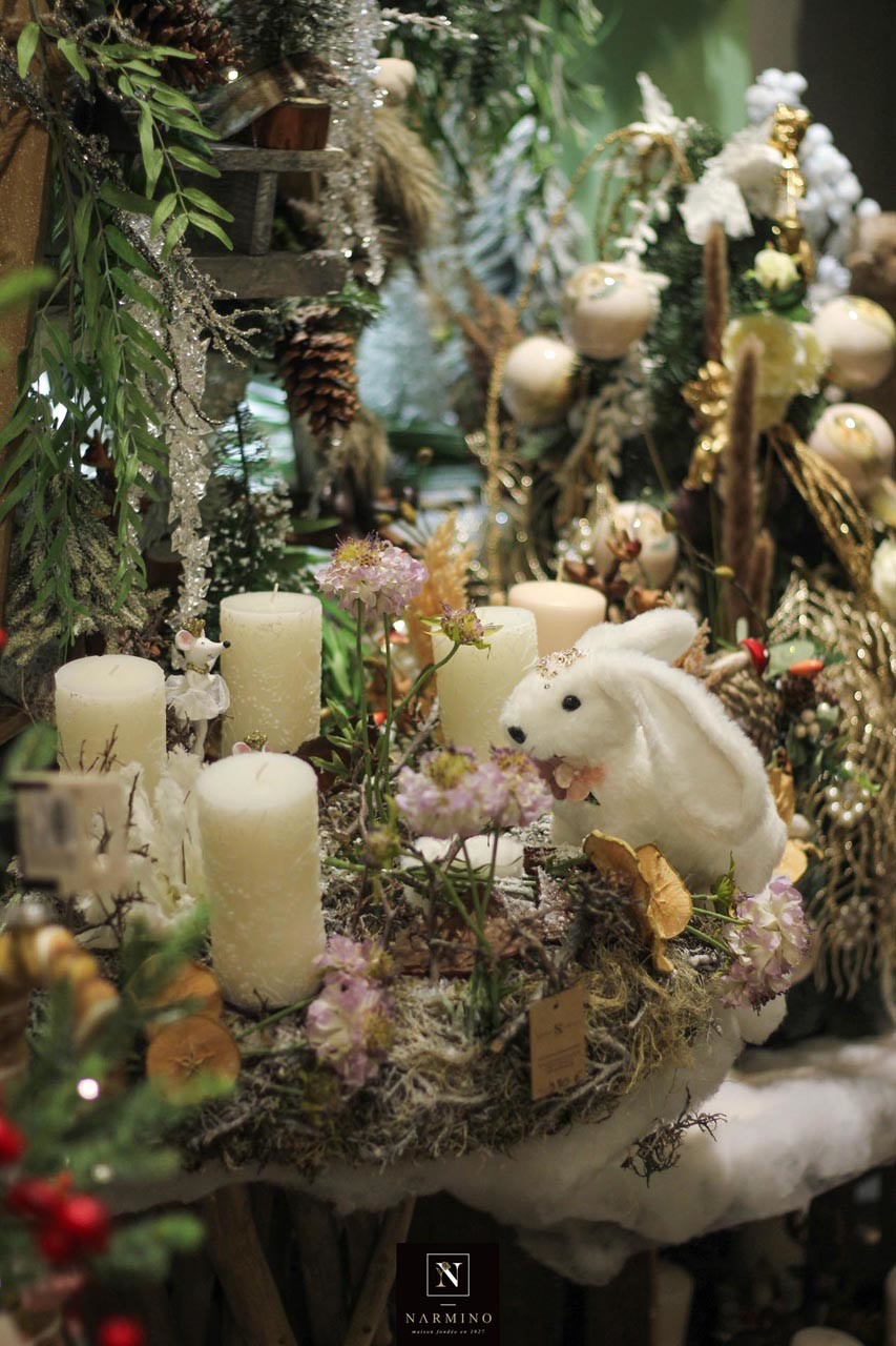 Une couronne de Noël avec bougies et lapin blancs