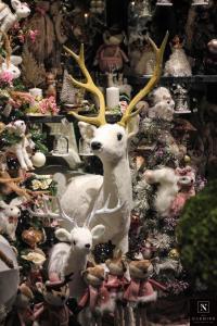 Un majestueux cerf blanc et son petit chez Narmino, votre fleuriste préféré à Monaco
