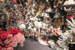 Cerf, boules de Noël, peluches et objets de décoration à la bouique Narmino Grimaldi