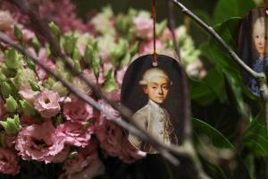 Un médaillon décoratif et des fleurs