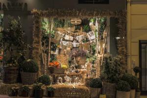 Œufs et lapins de Pâques dans les vitrine de Narmino