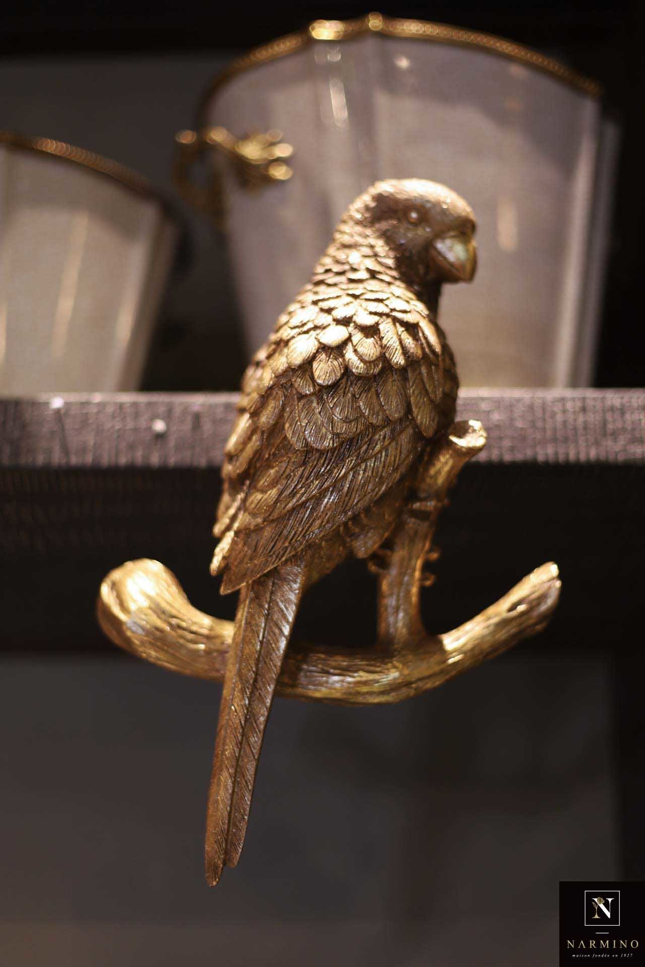 Un perroquet doré décoratif