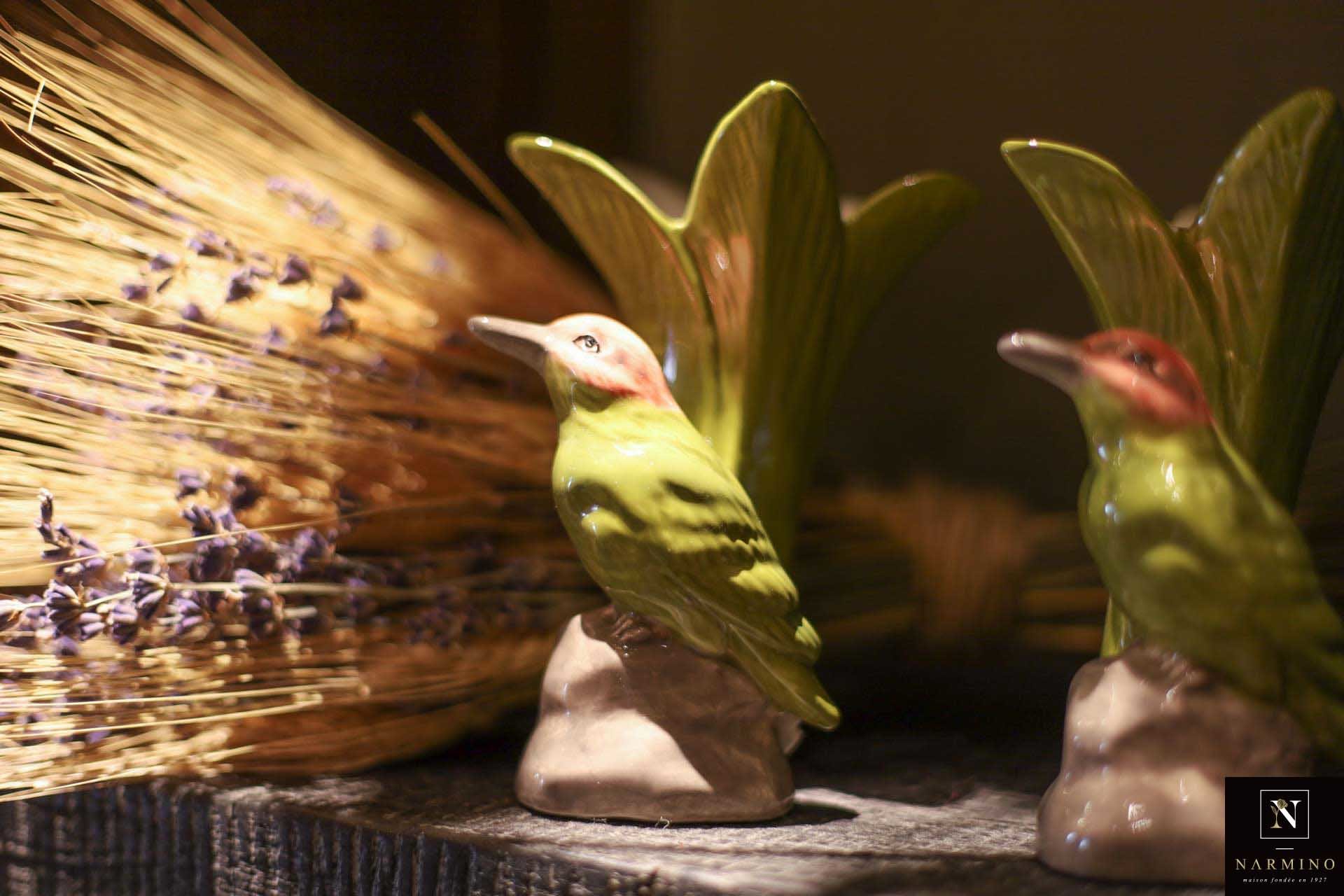 De beaux vases avec oiseaux fayencés