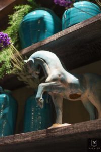 Cheval en céramique teintée de bleue