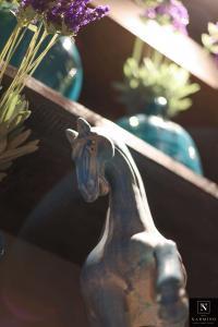 Cheval en céramique teintée de bleue