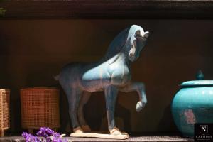 Cheval en céramique teintée de bleue