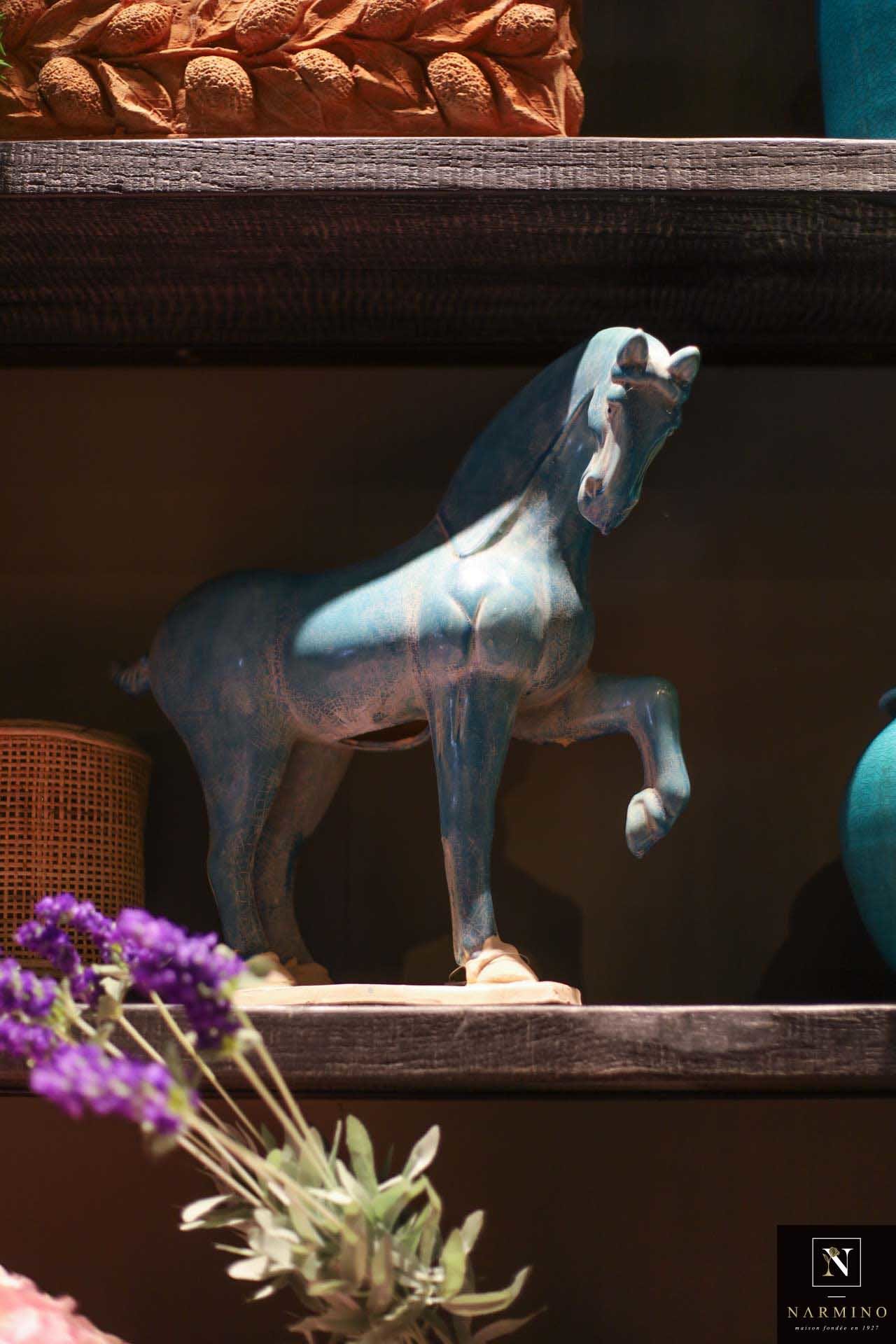 Cheval en céramique teintée de bleue