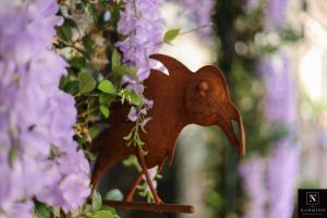 Des oiseaux en fer teinté de rouille