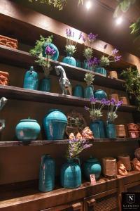 Vases, fayences et céramiques