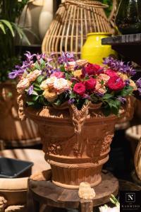 Un bouquet de fleurs dans un pot en terre