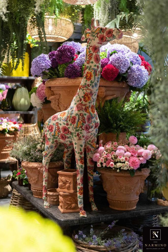 A beautiful giraffe to decorate your interior