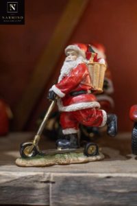 Père Noël à trottinette