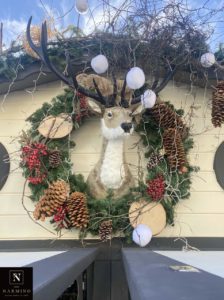 Une couronne de Noël avec un buste de cerf