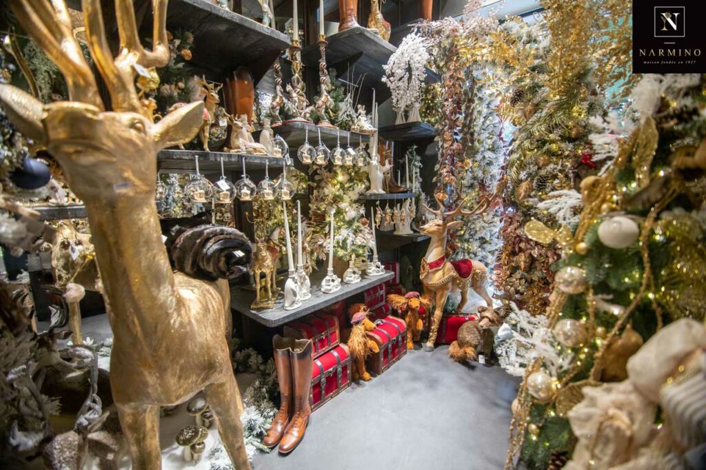 Un cerf décoratif doré, des bougies et des boules de Noël